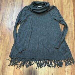 Ricki”s size Med grey fitted turtleneck sweater with tassels and fringe